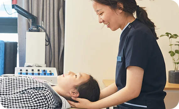 브레인치과 물리치료실에서 환자를 케어하는 물리치료사